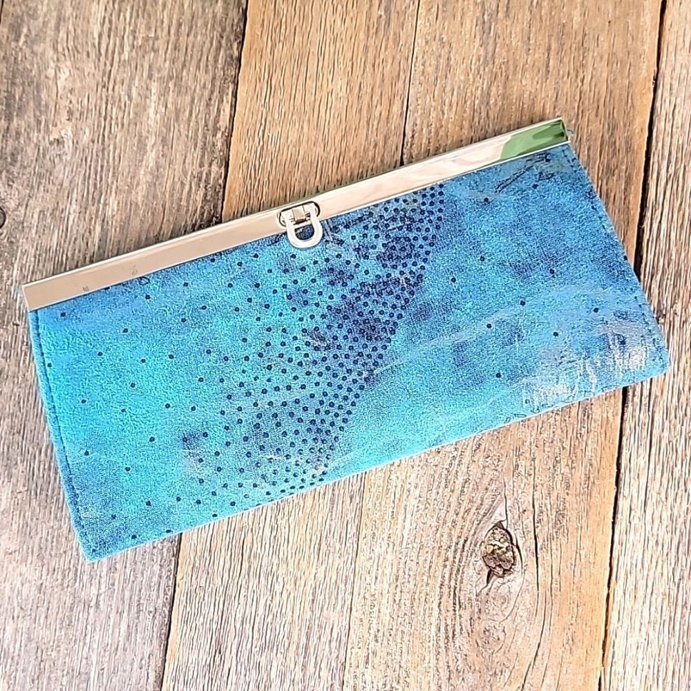 Unbranded accordian clutch wallet in an artsy blue print
